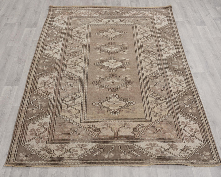 Beige Oushak Rug 5' 1" x 7' 9" | No. VR97075