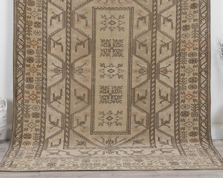 Neutral Oushak Rug 6' 9" x 8' 10" | No. VR52372