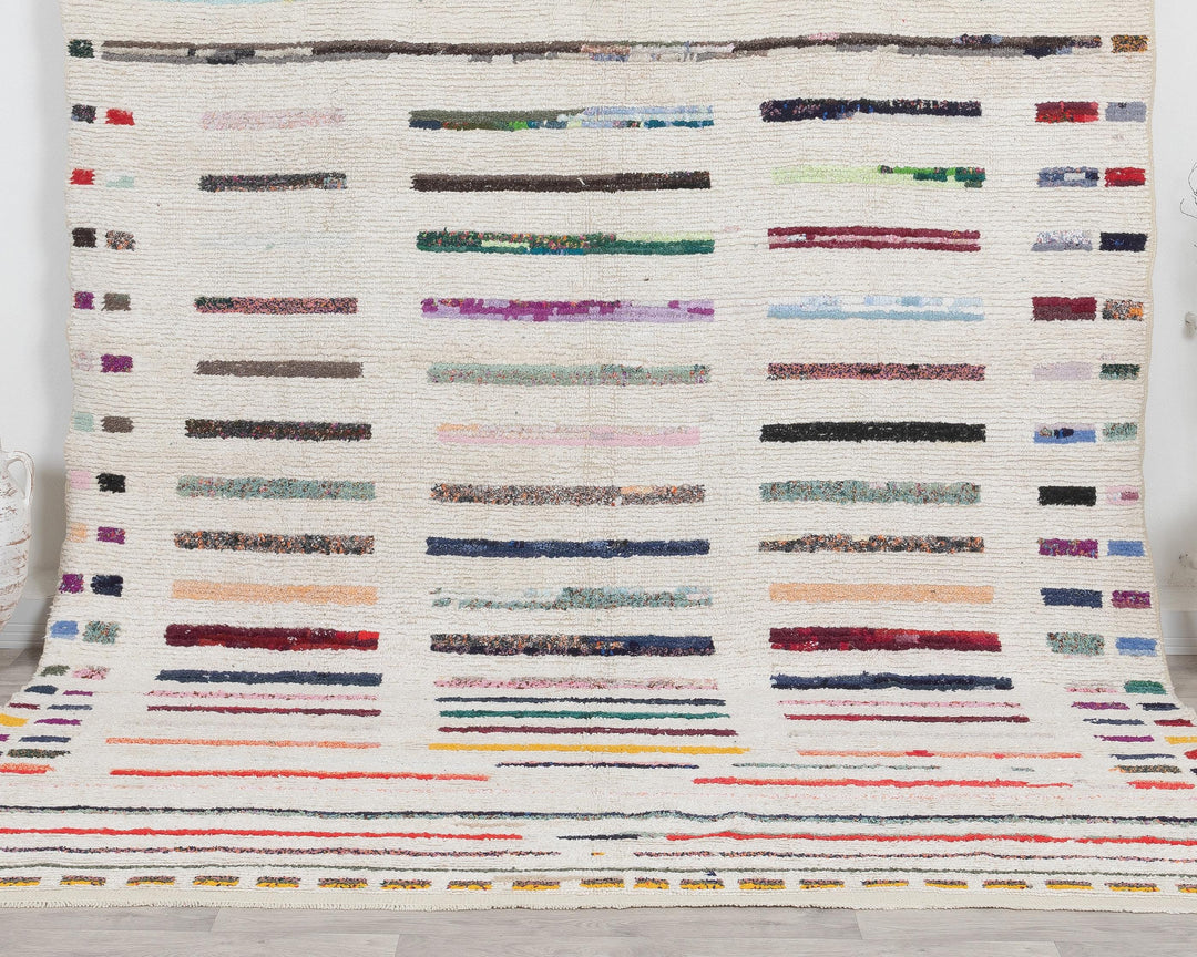 White Vintage Turkish Rug 7' 10" x 9' 10" | No. VR72312
