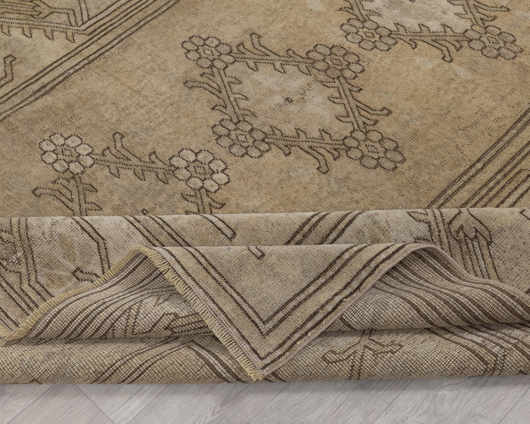 Neutral Oushak Rug 6' 9" x 9' 1" | No. VR68061