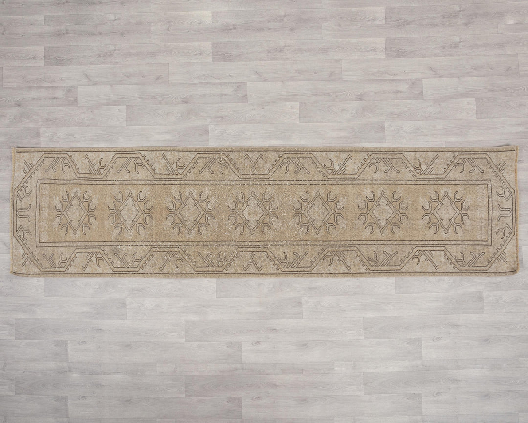 Neutral Runner Rug 2' 6" x 9' 4" | No. VR31643