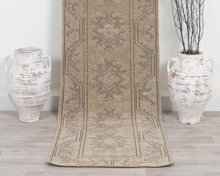 Neutral Runner Rug 2' 6" x 9' 4" | No. VR31643
