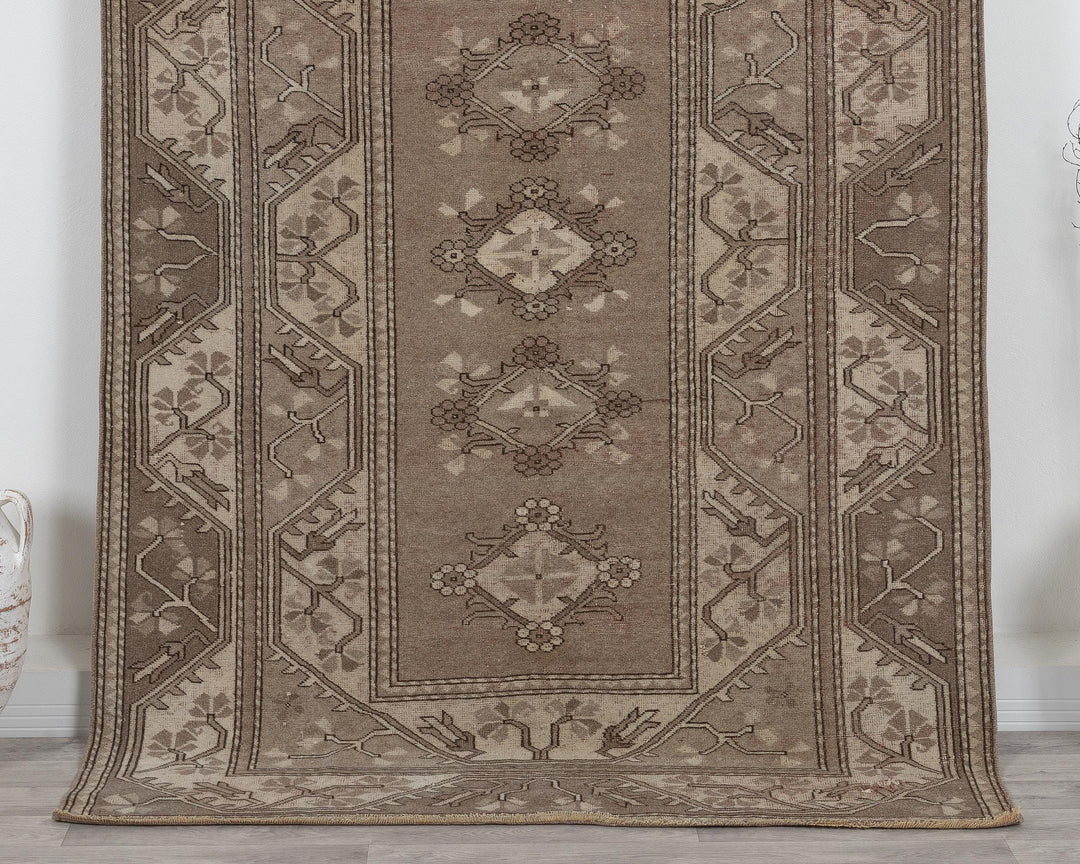 Beige Oushak Rug 5' 1" x 7' 9" | No. VR97075