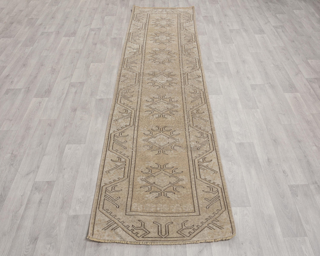 Neutral Runner Rug 2' 6" x 9' 4" | No. VR31643