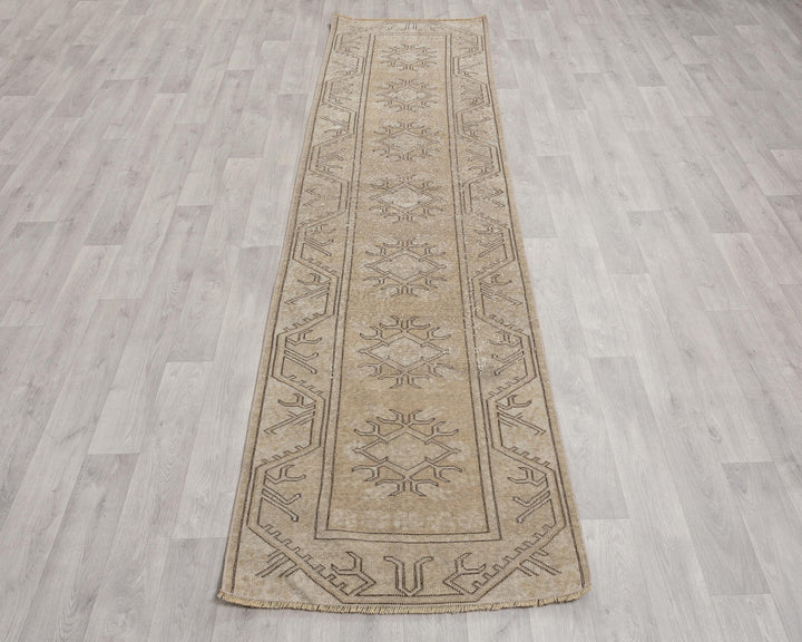 Neutral Runner Rug 2' 6" x 9' 4" | No. VR31643