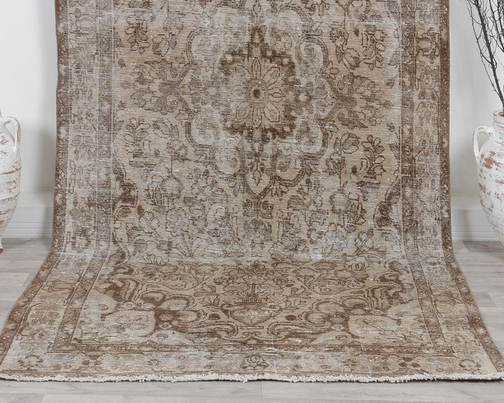 Neutral Runner Rug 4' 9" x 9' 11" | No. VR17175