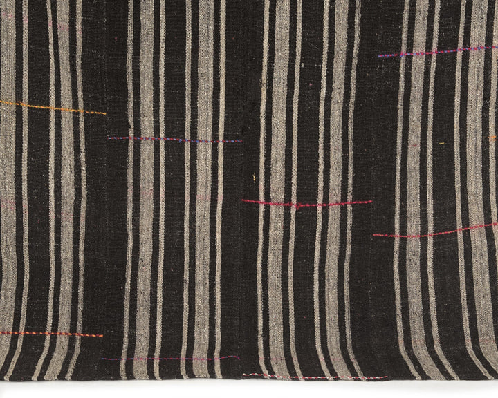 Brown Kilim Rug 5' 7" x 7' 5" | No. VR83402