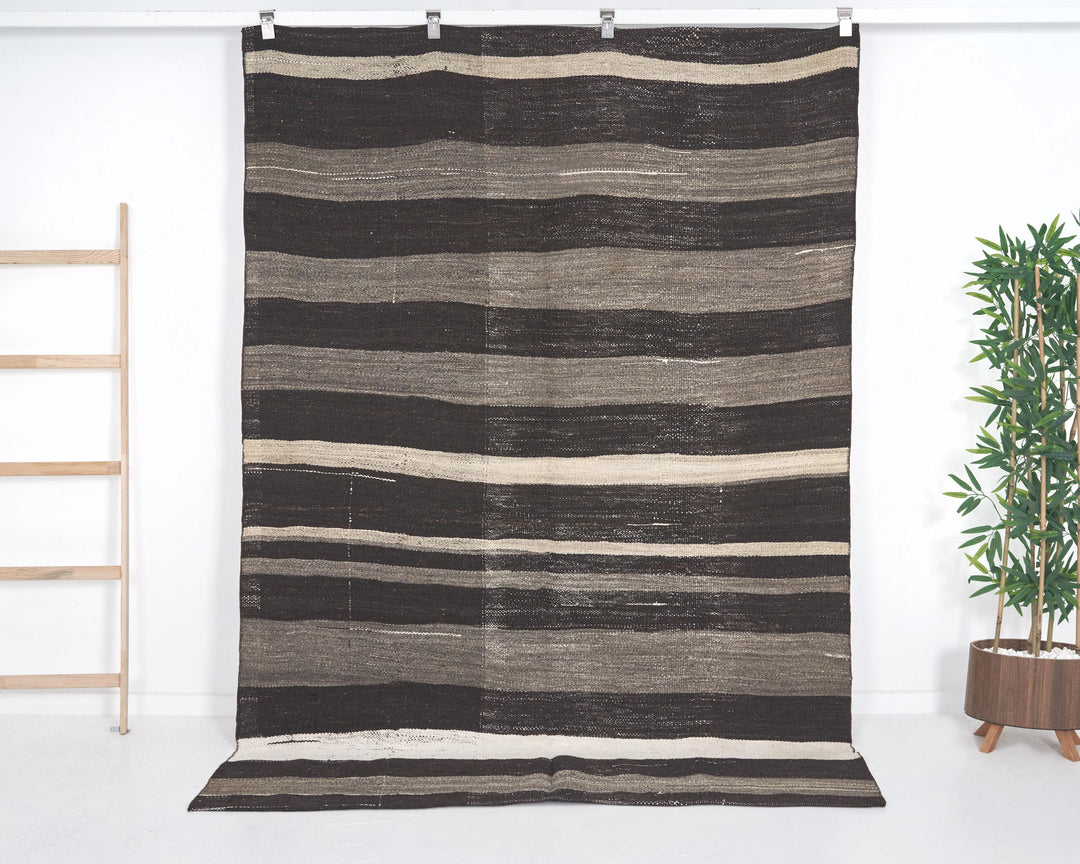 Kilim Rug 5' 7" x 7' 10" | No. VR25999