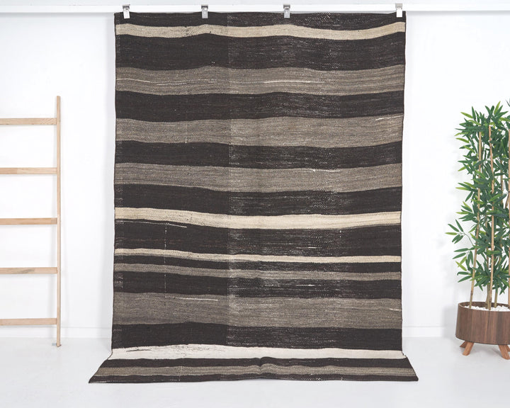 Kilim Rug 5' 7" x 7' 10" | No. VR25999