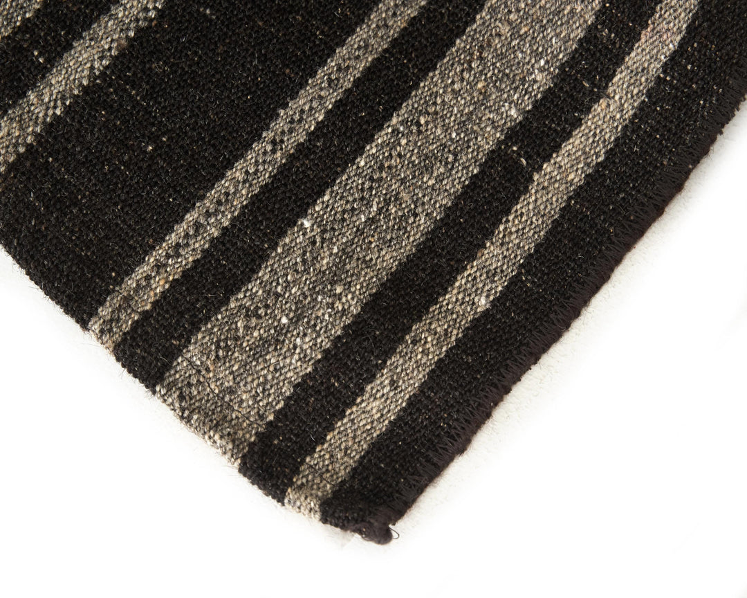 Brown Kilim Rug 5' 7" x 7' 5" | No. VR83402