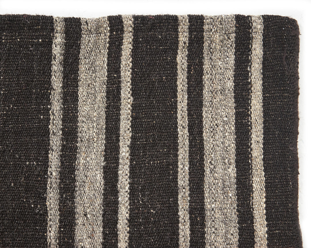 Brown Kilim Rug 5' 7" x 7' 5" | No. VR83402
