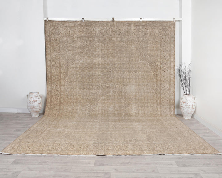 Beige Oushak Rug 9' 6" x 12' 2" | No. VR35230