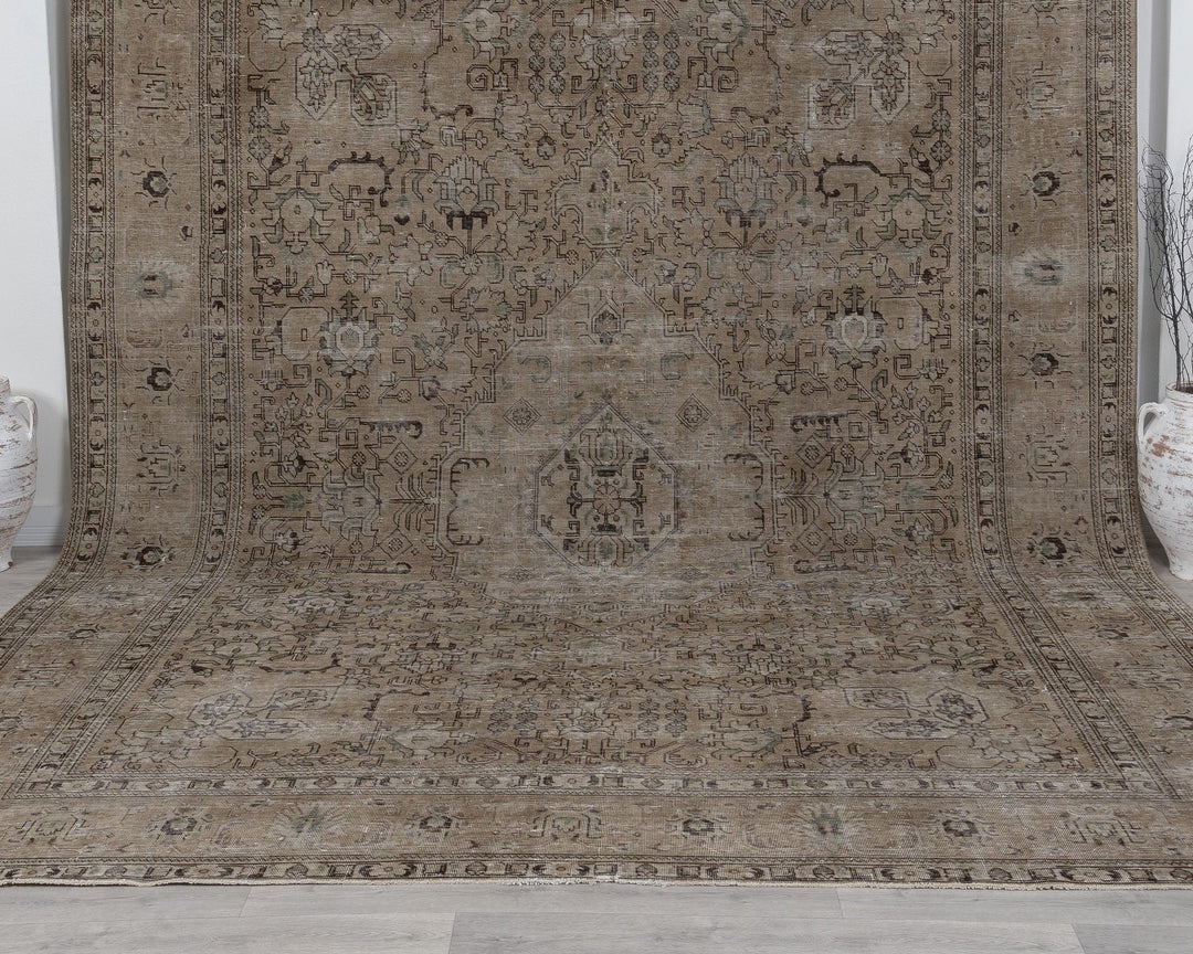 Beige Oushak Rug 9' 8" x 12' 2" | No. VR83704