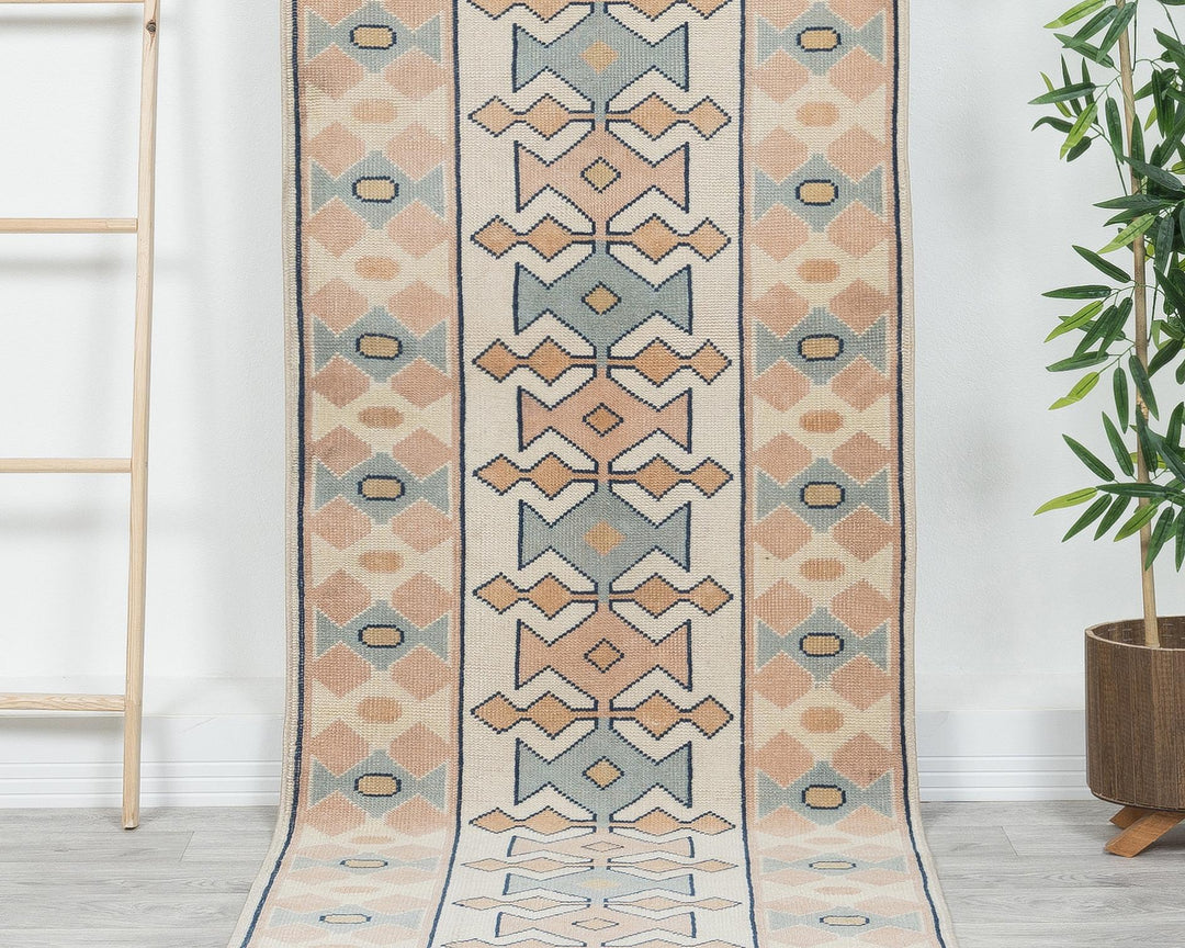 Neutral Runner Rug 2' 7" x 9' 7" | No. VR18540