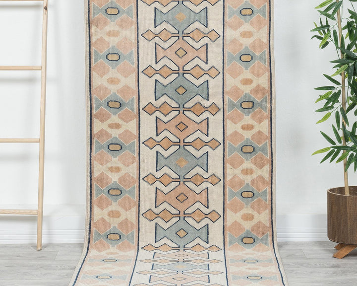 Neutral Runner Rug 2' 7" x 9' 7" | No. VR18540