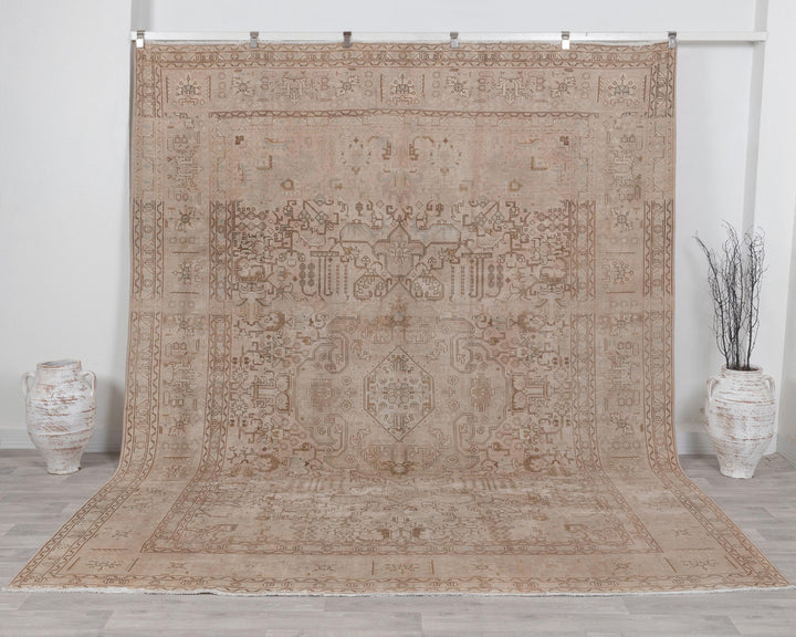 Neutral Oushak Rug 8' 9" x 11' 2" | No. VR96680