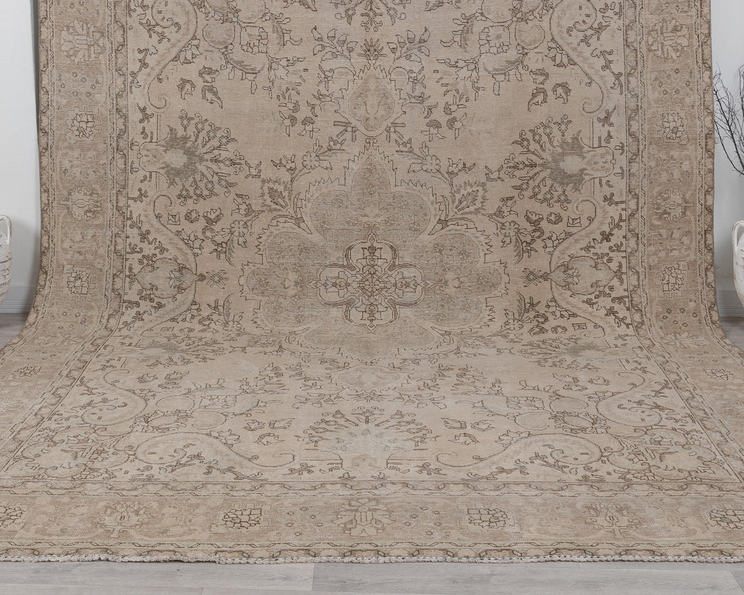 Beige Oushak Rug 9' 6" x 12' 6" | No. VR46551