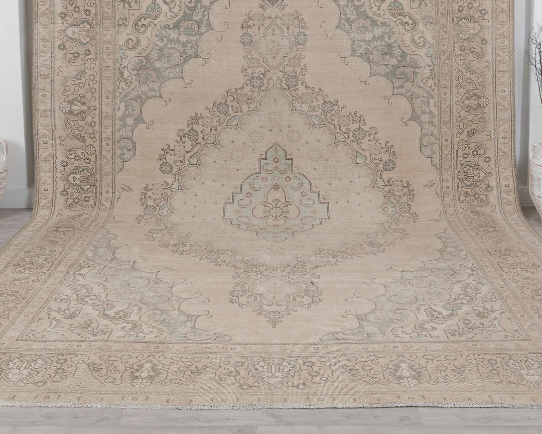 Beige Oushak Rug 9' 6" x 13' 1" | No. VR65890