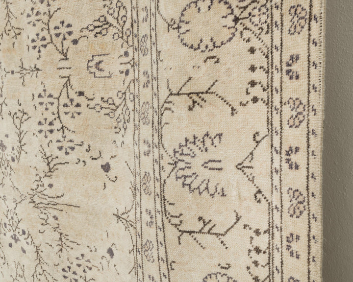 Beige Oushak Rug 7' 7" x 11' 5" | No. VR82403