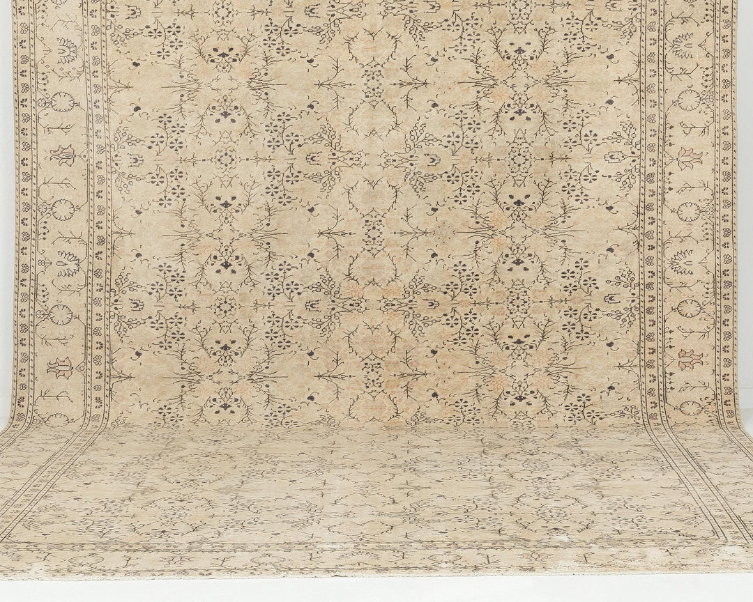 Beige Oushak Rug 7' 7" x 11' 5" | No. VR82403