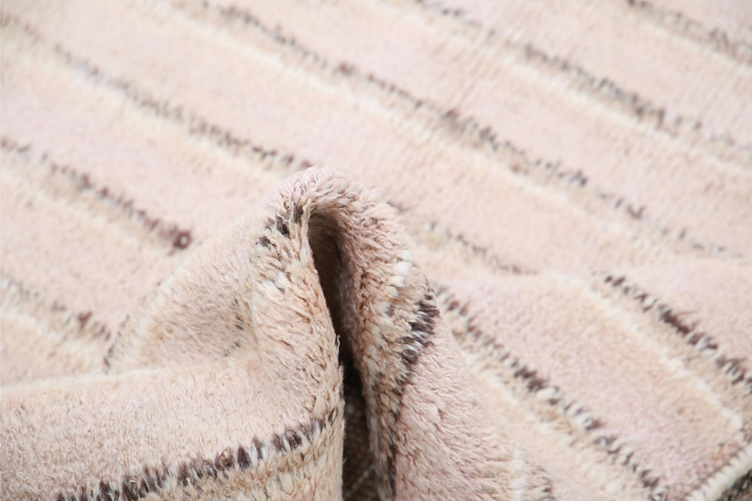 Moroccan 4’ 2″ x 6’ 0″ - No. AV25709 - ALRUG Rug Store