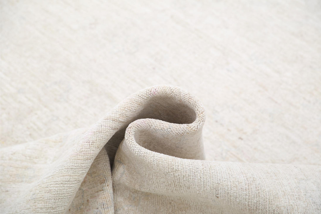 Serenity 8’ 2″ x 10’ 1″ - No. AV30783 - ALRUG Rug Store