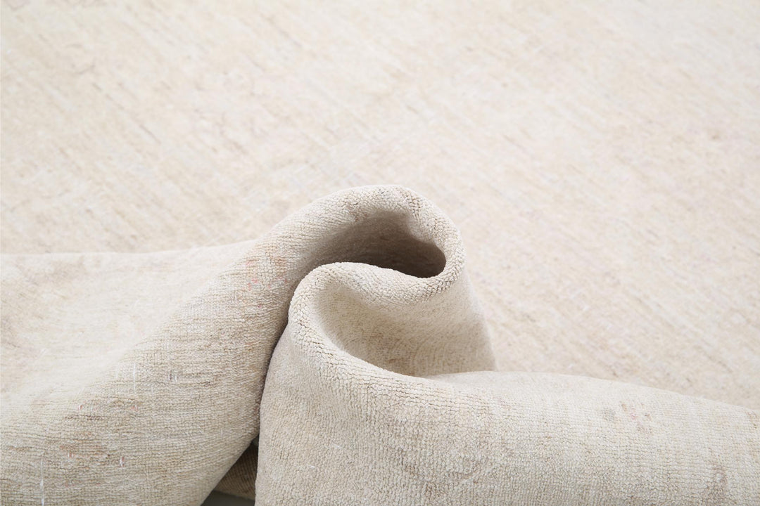 Serenity 8’ 10” x 12’ 2″ - No. AV78816 - ALRUG Rug Store