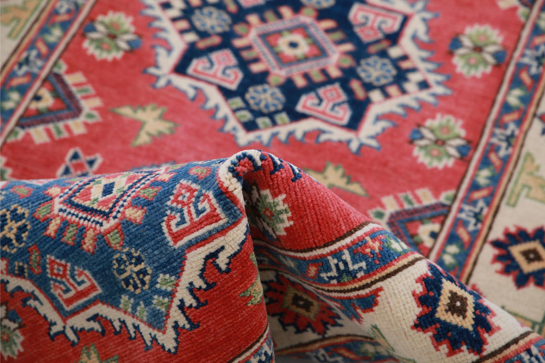 Kazak 2’ 9″ x 6’ 1″ - No. AV28696 - ALRUG Rug Store