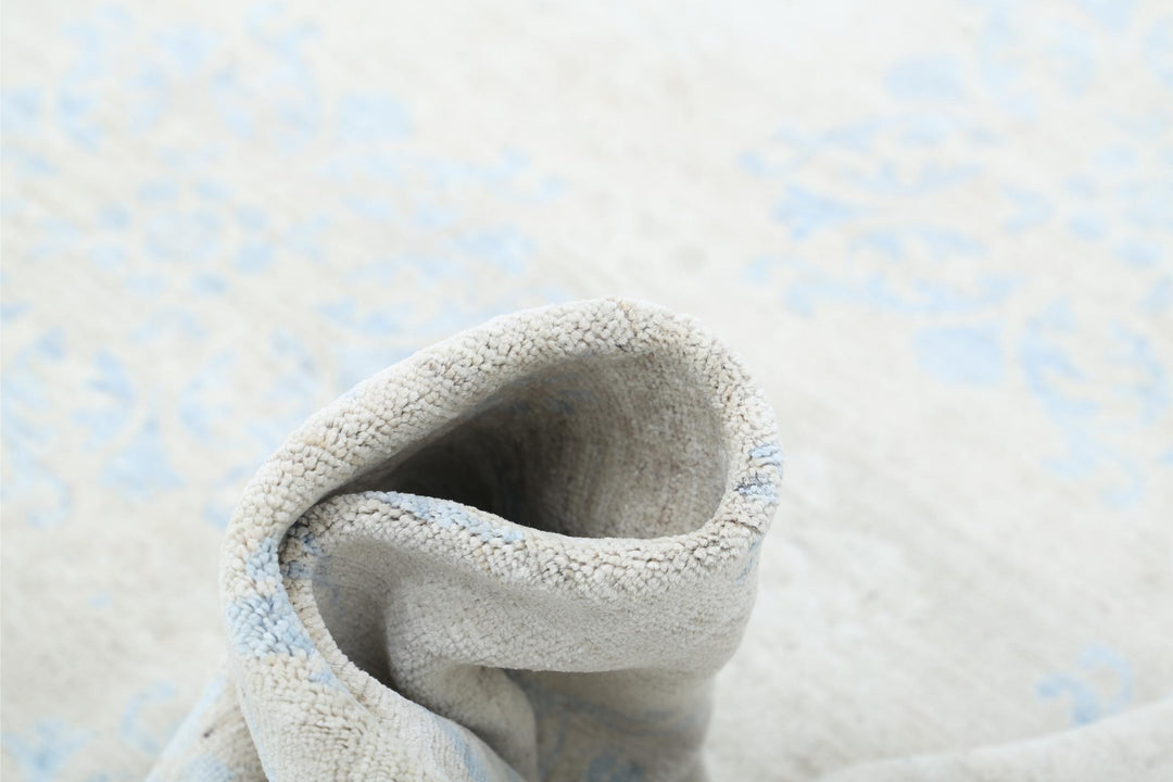 Serenity 9’ 1″ x 12’ 1″ - No. AV75724 - ALRUG Rug Store