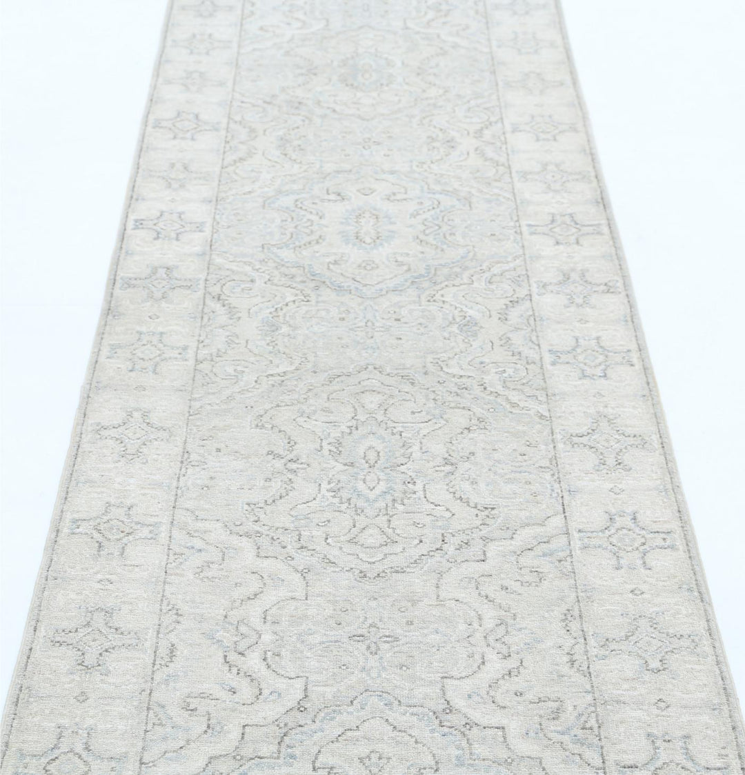Serenity 2’ 6″ x 9’ 6″ - No. AV50415 - ALRUG Rug Store