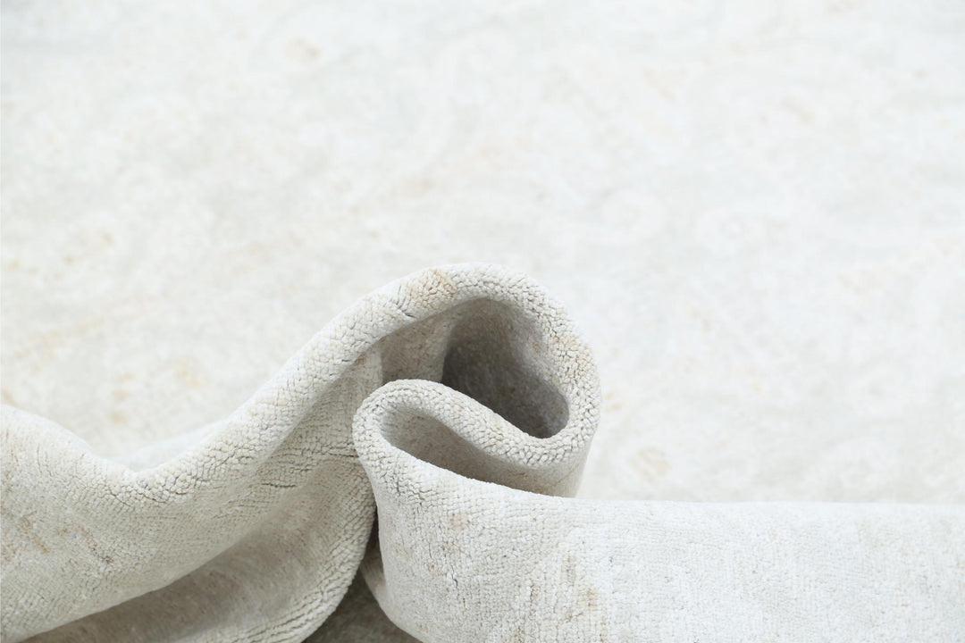 Serenity 10’ 1″ x 13’ 8″ - No. AV26785 - ALRUG Rug Store