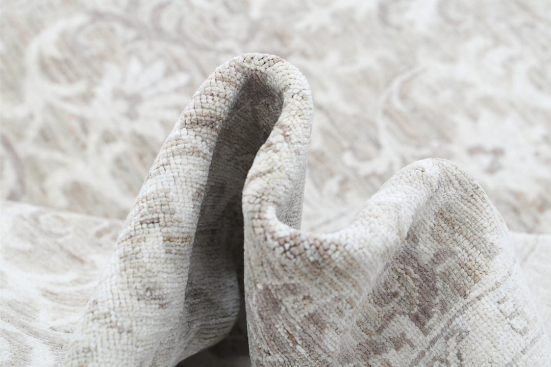 Serenity 8’ 9″ x 11’ 8″ - No. AV83579 - ALRUG Rug Store