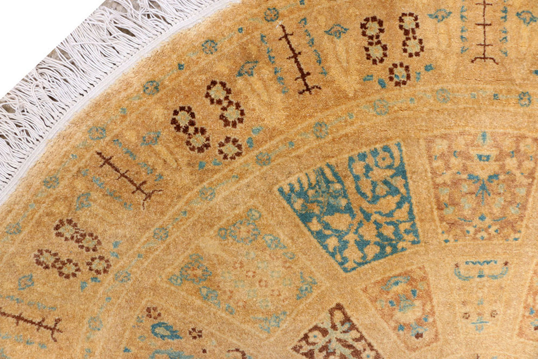 White Pakistani Bakhtiar Rug 4'1" x 3'11" Hand-Knotted detail