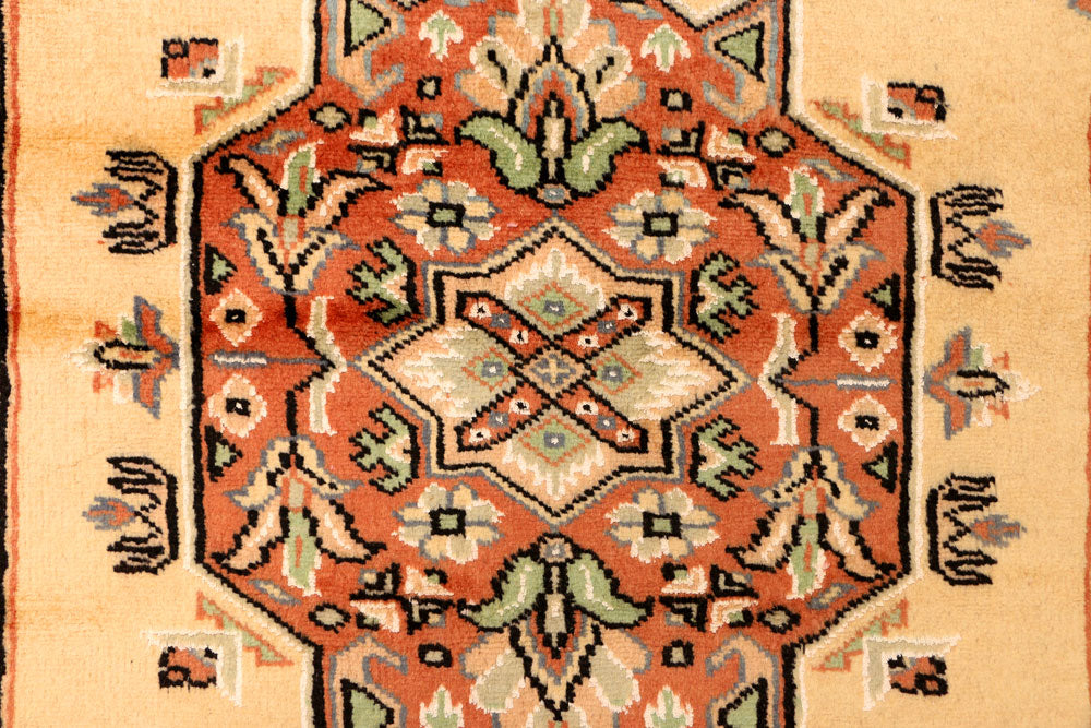 Navajo White Caucasian 2' 7 x 10' 6 - No. 38292 - ALRUG Rug Store