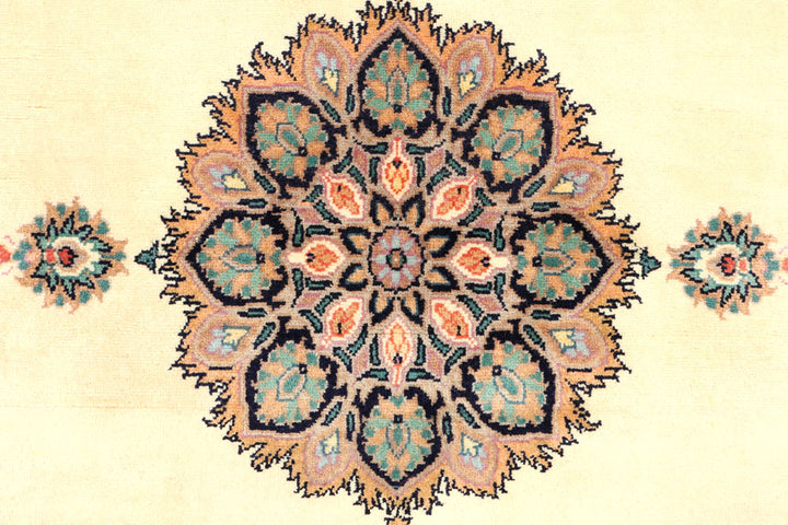 Cornsilk Isfahan 3' 1 x 5' 1 - No. 44777 - ALRUG Rug Store