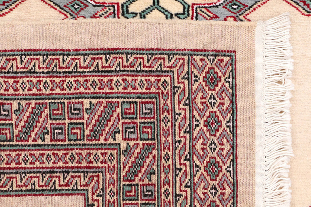 White Caucasian Rug 4' 2" x 6' 5" Hand-Knotted texture