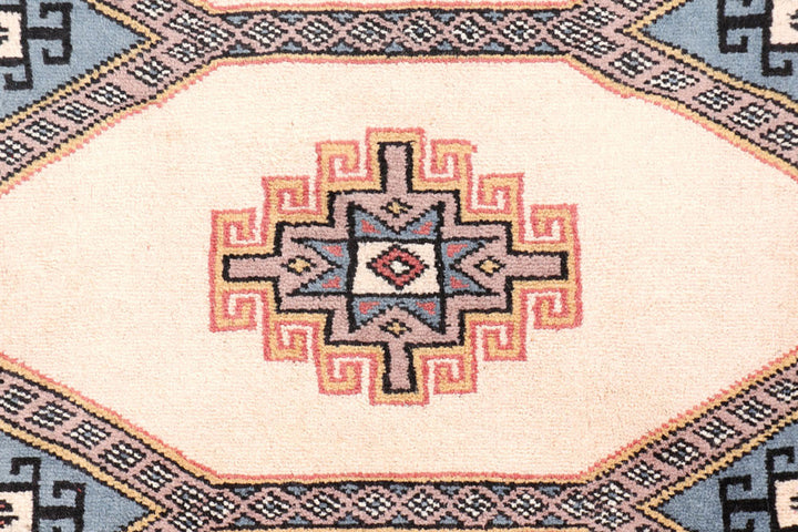 White Jaldar Rug 2'6" x 4'3" Hand-Knotted close-up