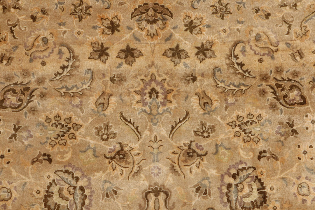 White Mahal Rug 4' 1" x 5' 11" Hand-Knotted close-up
