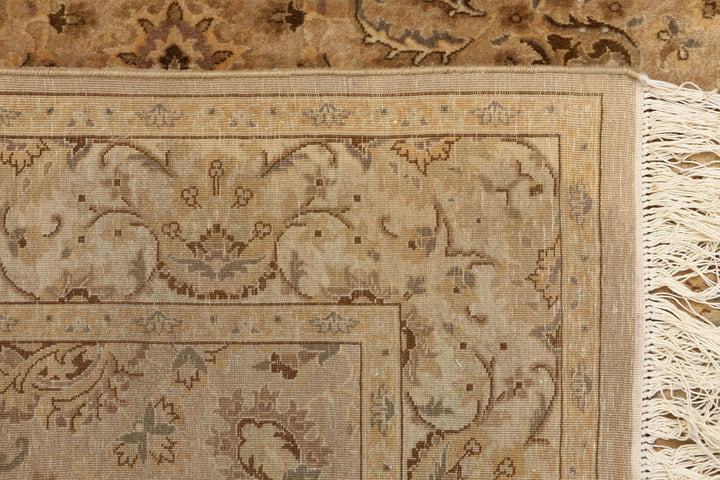 White Mahal Rug 4' 1" x 5' 11" Hand-Knotted texture
