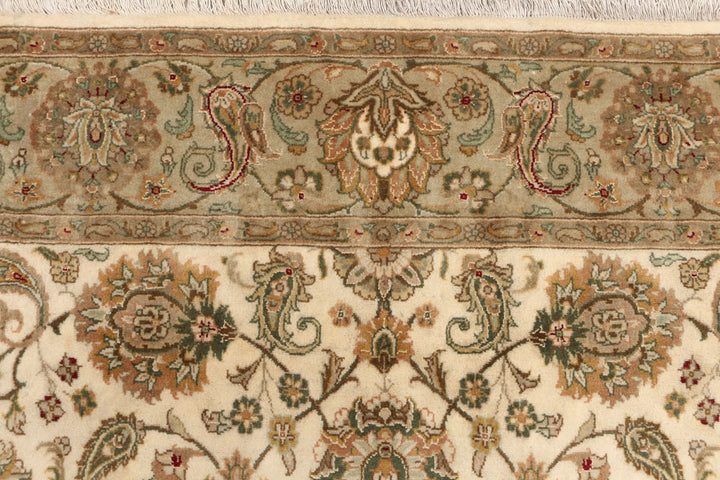 Blanched Almond Mahal 4' 6 x 7' 1 - No. 52347 - ALRUG Rug Store