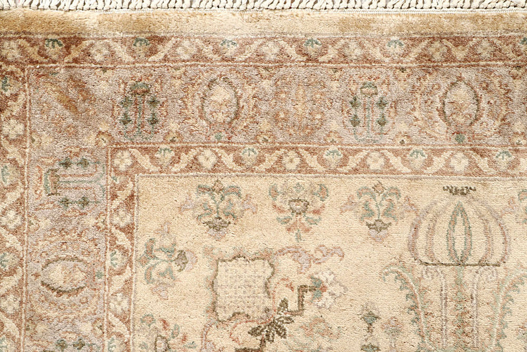 White Mahal Rug 3' 1" x 5' 1" Hand-Knotted detail