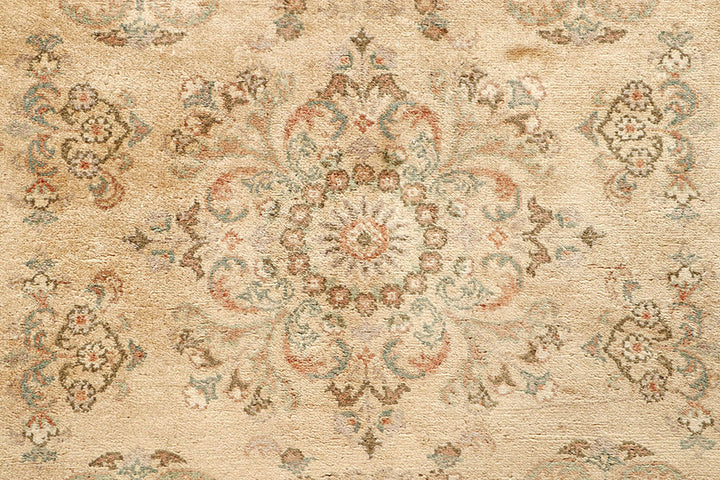 White Mahal Rug 3' 1" x 5' 1" Hand-Knotted close-up