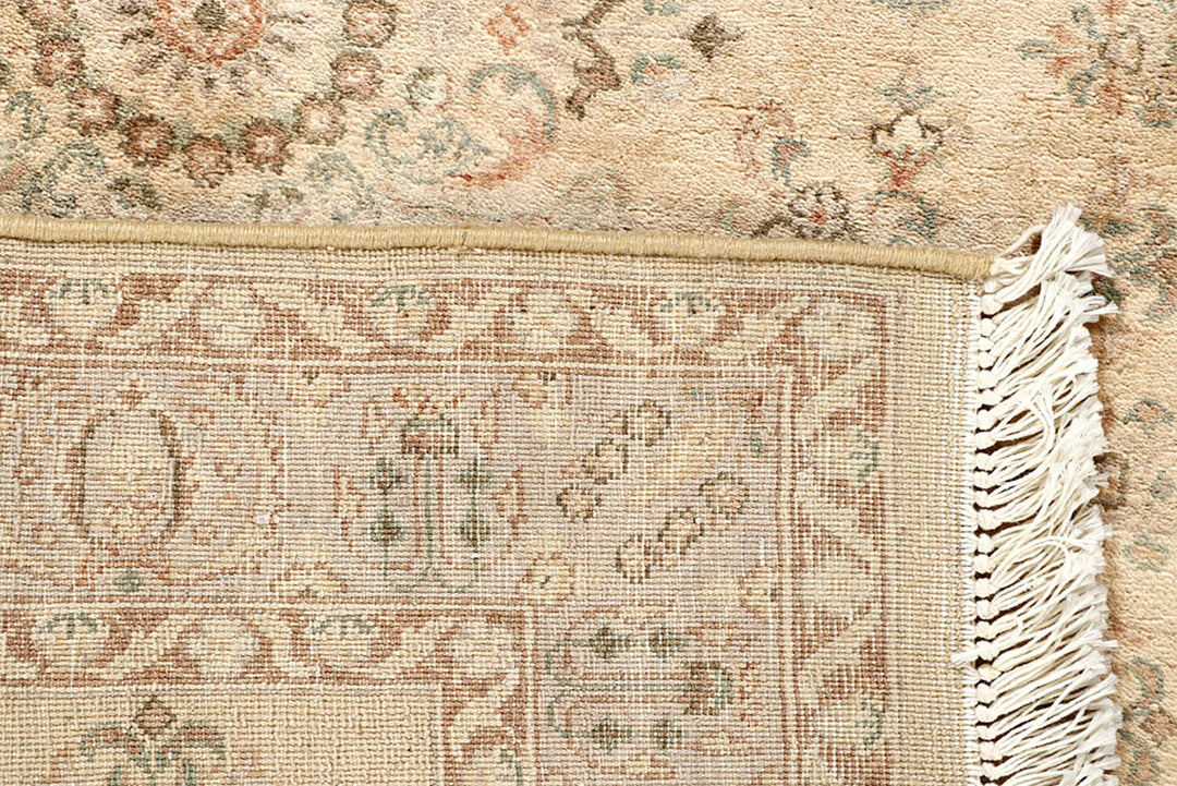 White Mahal Rug 3' 1" x 5' 1" Hand-Knotted texture