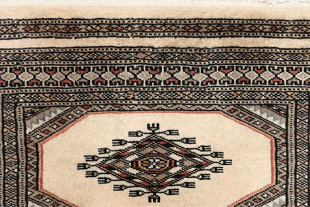 Old Lace Jaldar 2'  4" x 8'  9" - No. QA18220