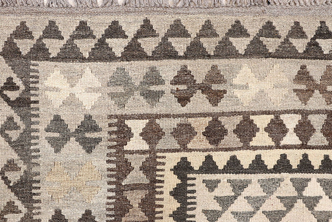 White Afghan Kilim Rug 4' 11" x 6' 4" Flat-Weave detail