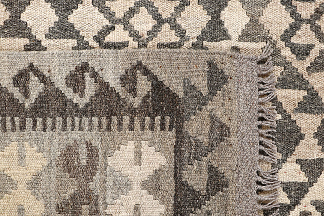 White Afghan Kilim Rug 4' 11" x 6' 4" Flat-Weave texture