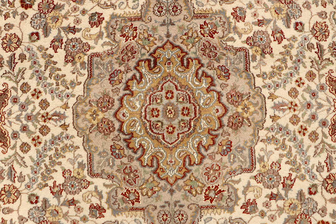 Blanched Almond Isfahan 5' 5 x 8' 2 - No. 68335 - ALRUG Rug Store