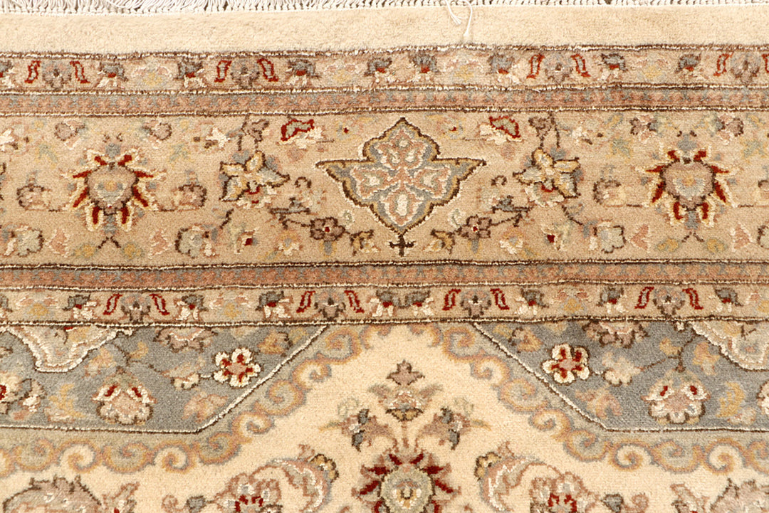 Navajo White Isfahan 5' 7 x 8' - No. 68342 - ALRUG Rug Store