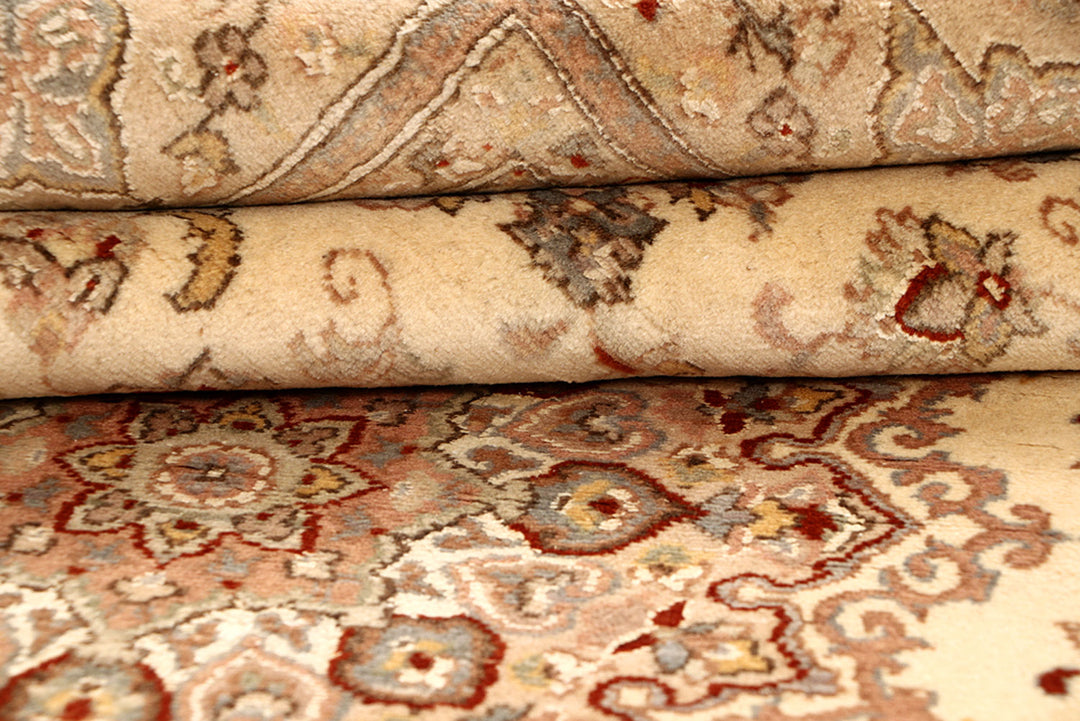 Navajo White Isfahan 5' 7 x 8' - No. 68342 - ALRUG Rug Store