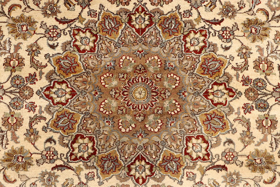 Bisque Isfahan 5' 5 x 8' - No. 68363 - ALRUG Rug Store
